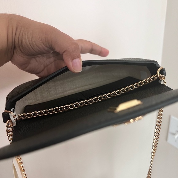 TORY BURCH• CHELSEA CROSSBODY PEBBLE LEATHER BLACK GOLD LOGO - Picture 10 of 16